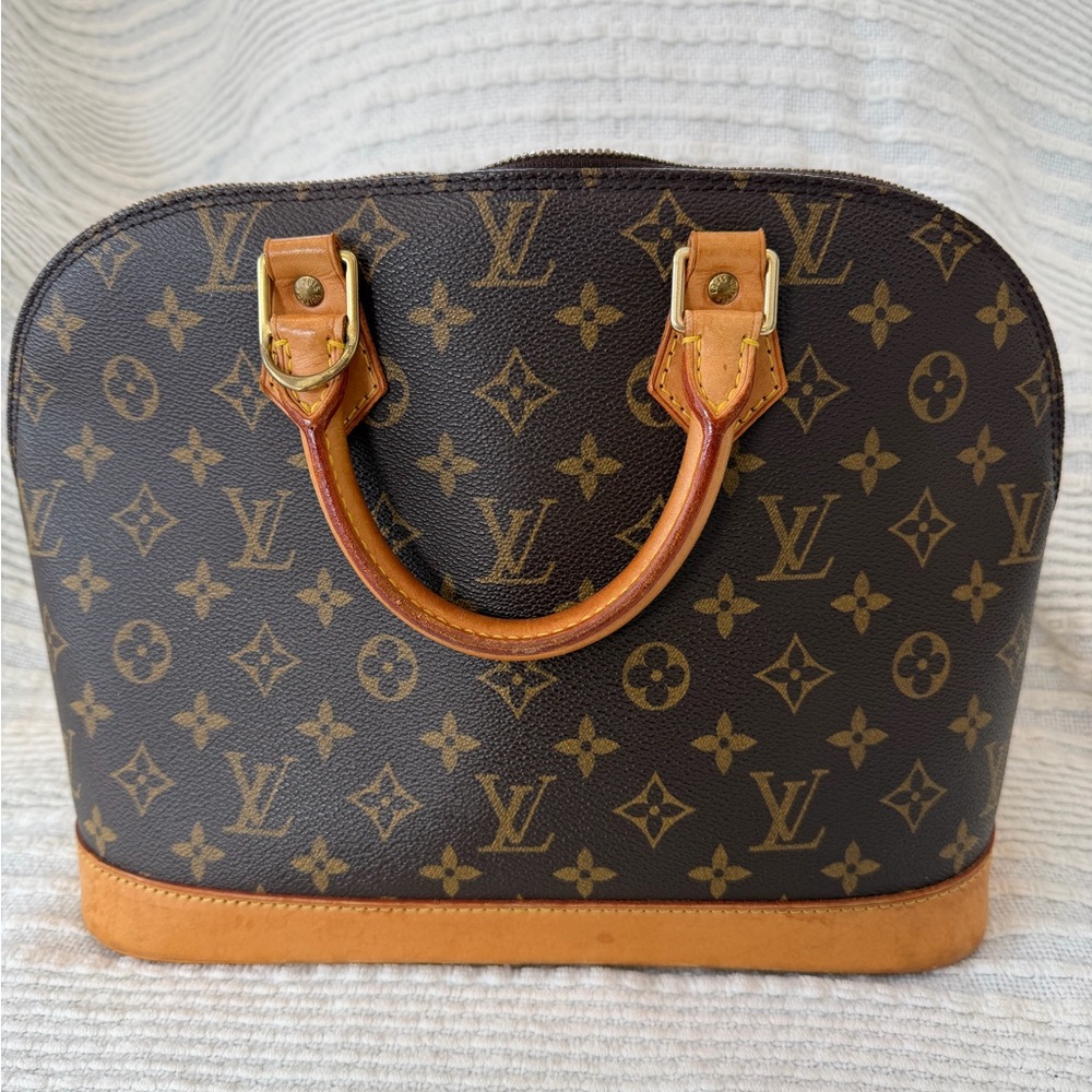 Louis Vuitton Alma PM Monogram Canvas Handbag. 100% authentic. Made in France.
